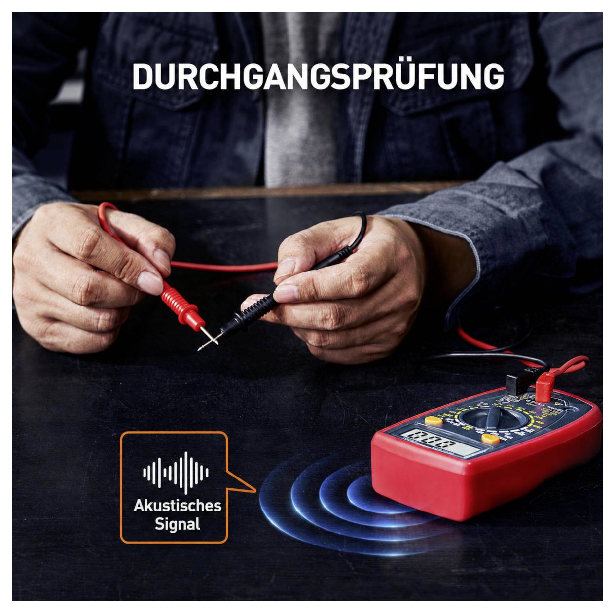 Person testet Durchgang mit einem Multimeter und hält die Messspitzenleitungen zusammen; deutscher Text liest „DURCHGANGSPRÜFUNG" und „Akustisches Signal".
