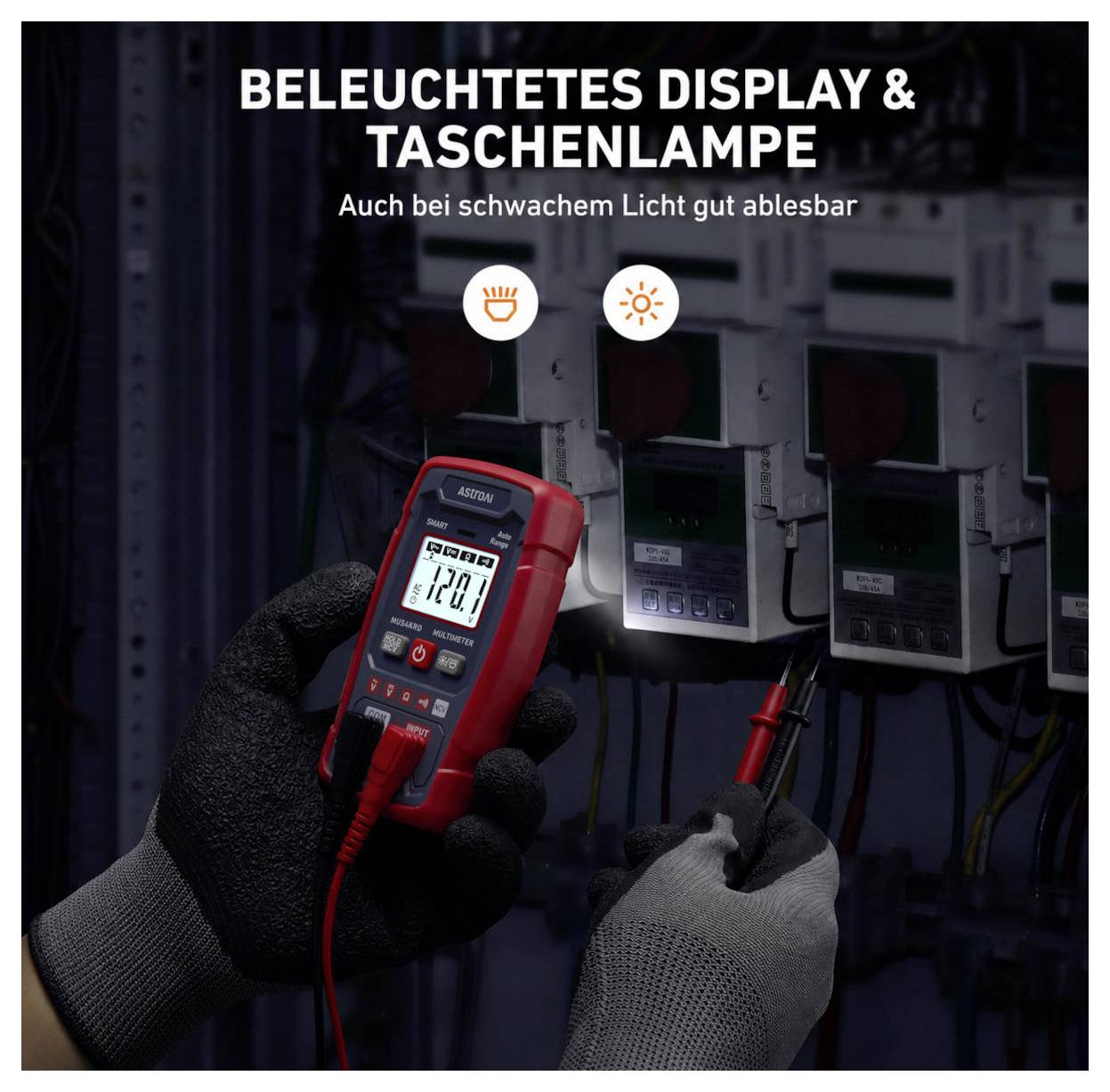 Behandschuhte Hände verwenden ein rotes digitales Prüfgerät mit beleuchtetem Display und Taschenlampe zur Überprüfung von Elektroanlagen; Text lautet „BELEUCHTETES DISPLAY & TASCHENLAMPE" und „Auch bei schwachem Licht gut ablesbar".