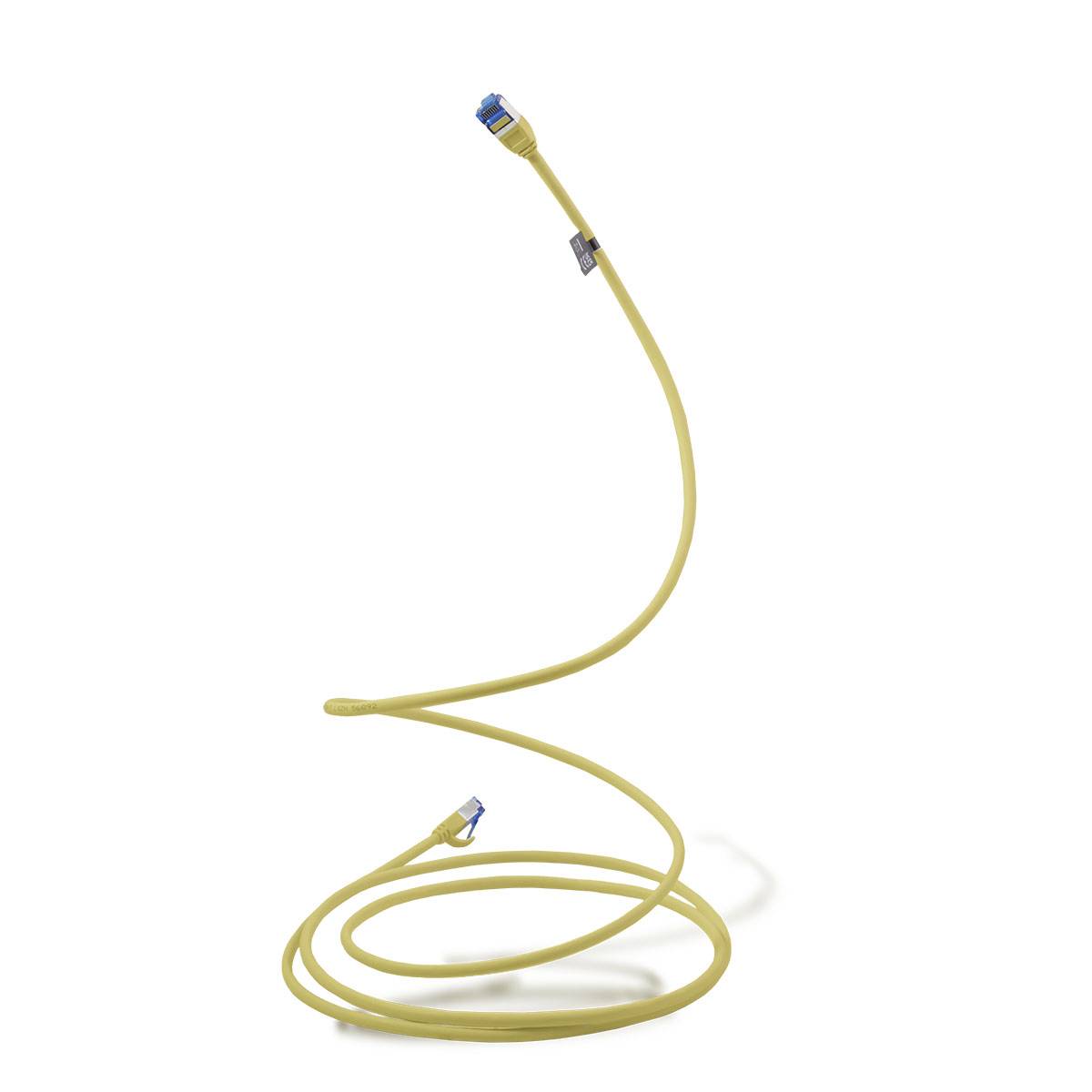 Gelbes Ethernet-Kabel in einer Schleife aufgerollt, mit sichtbaren RJ45-Steckern an beiden Enden auf weißem Hintergrund.