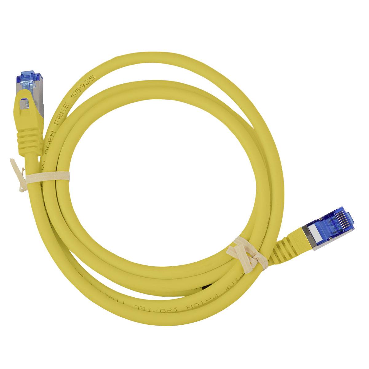 Gelbes Ethernet-Kabel zu einem Kreis aufgerollt, mit blauen RJ45-Steckern an beiden Enden