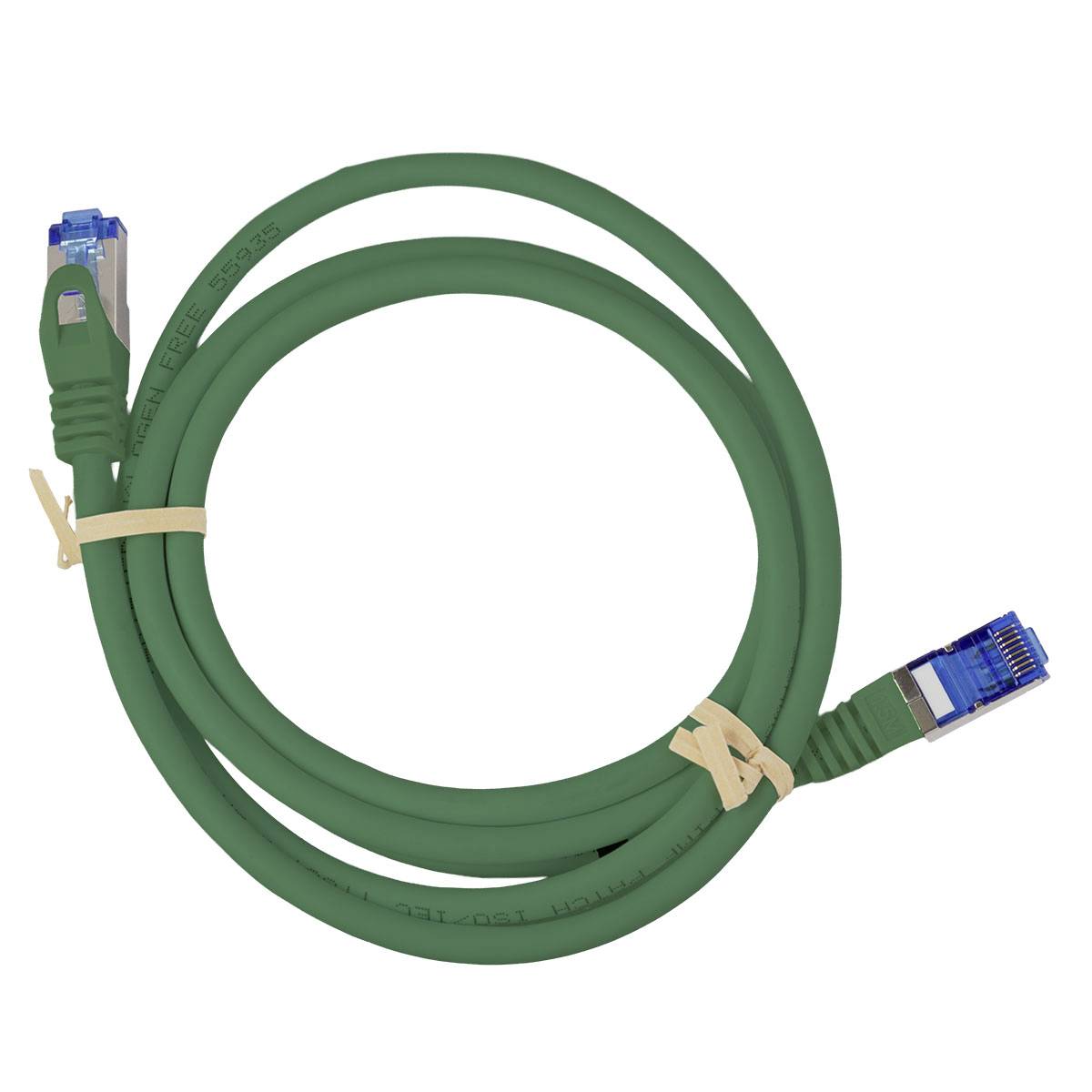 Aufgerolltes grünes Ethernet-Kabel mit blauen RJ45-Steckern an beiden Enden, gesichert mit kleinen beigen Befestigungsbändern.