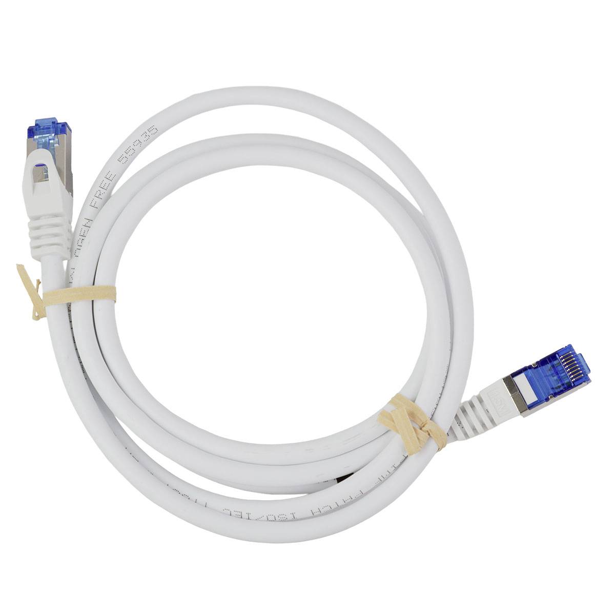 Aufgerolltes weißes Ethernet-Netzwerkkabel mit blauen RJ45-Steckern an beiden Enden.