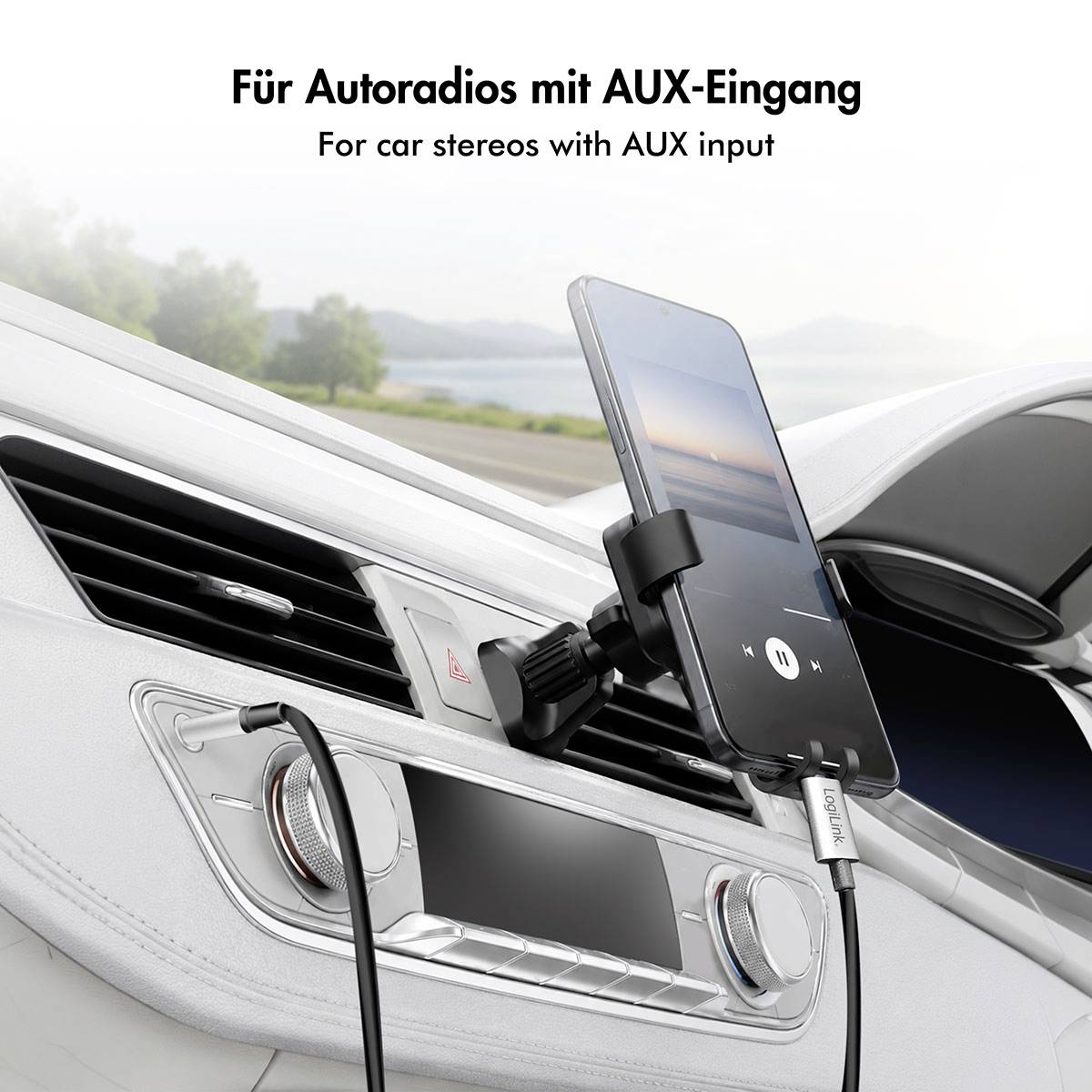 Autotelefonhalter, der in ein Auto-Armaturenbrett eingebaut ist, mit einem Telefon, das über ein AUX-Kabel verbunden ist; Text besagt „Für Autostereos mit AUX-Eingang".