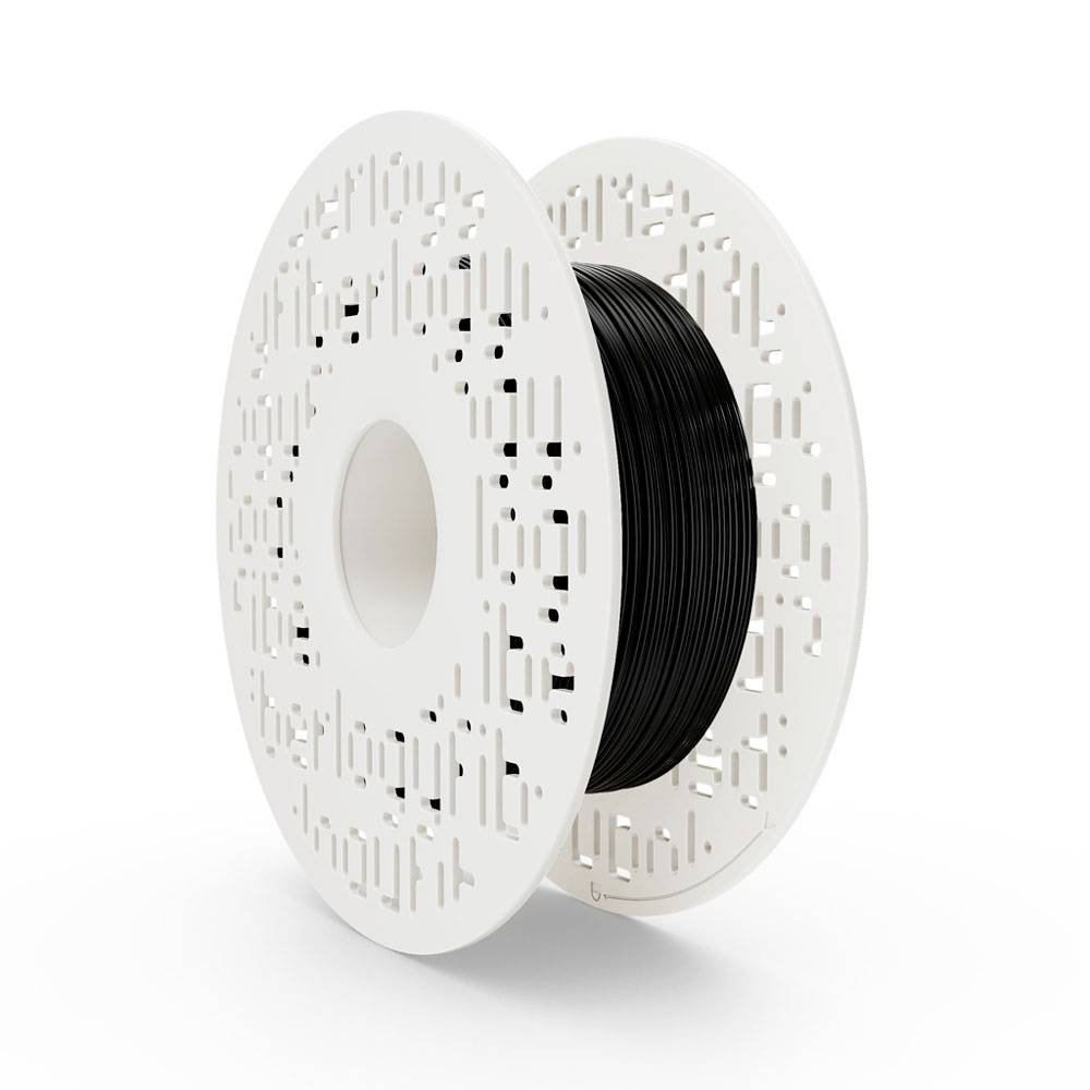 Weiße 3D-Druckerfilament-Spule mit schwarzem Filament aufgewickelt, isoliert auf weißem Hintergrund.