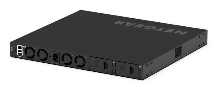 Schwarzer NETGEAR-Netzwerk-Switch oder Router in perspektivischer Ansicht, mit mehreren vorderen Ethernet-Anschlüssen und Stromeingang.