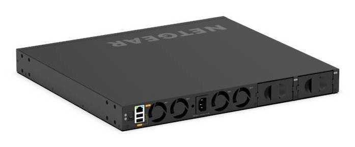 Schwarzer NETGEAR-Netzwerkschalter zur Rackbefestigung, dargestellt in einer vorderen linken Schrägansicht, mit mehreren sichtbaren Belüftungsöffnungen und einem sichtbaren Ethernet-Anschluss.