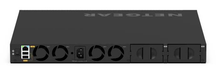 Rückansicht eines schwarzen NETGEAR Rack-Netzwerkgeräts mit Stromeingang, Kühlüftern, Anschlüssen und modularen Erweiterungsfächern.