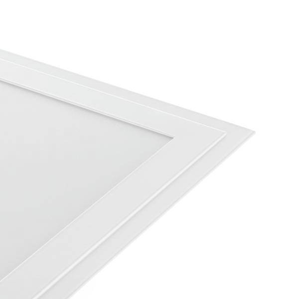 Abstraktes weißes geometrisches Eckformular mit geschichteten durchscheinenden dreieckigen Rahmen auf einem schlichten Hintergrund.