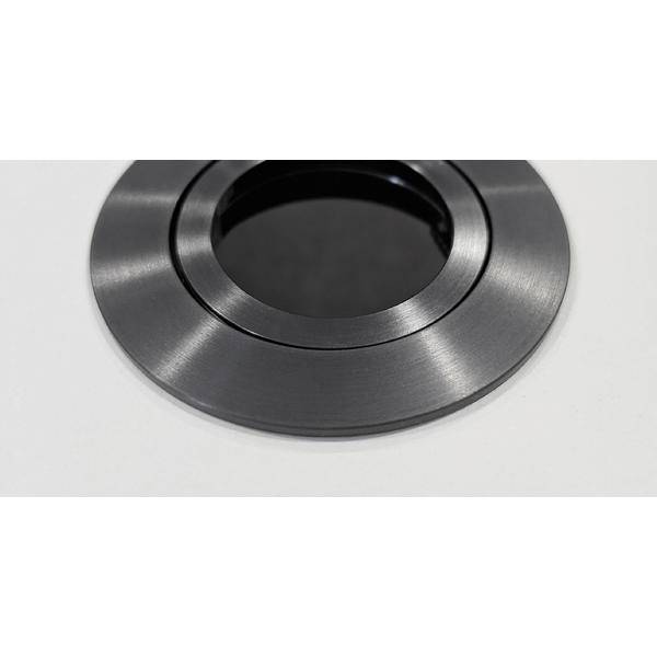Nahaufnahme eines gebürsteten metallischen kreisförmigen Rings mit einer zentralen Öffnung auf weißem Hintergrund, wahrscheinlich ein bündiger Beschlag oder Zierstück.