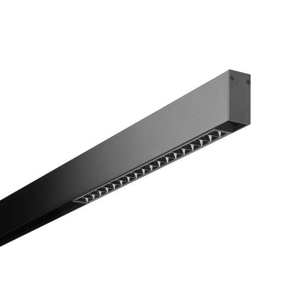 Langes schwarzes rechteckiges LED-Leuchtengehäuse mit belüfteter Unterseite, diagonal auf weißem Hintergrund dargestellt.