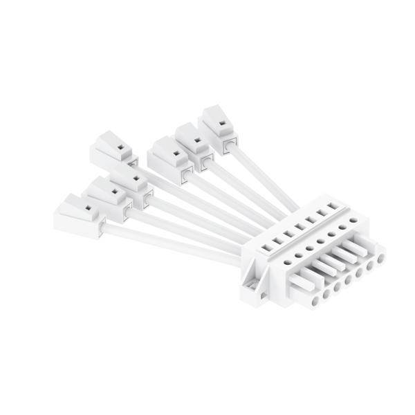 Weißes Multi-Stecker-Elektronik-Klemmleistenblock mit mehreren Kabelführungen, die in Steckverbinder enden, auf weißem Hintergrund.