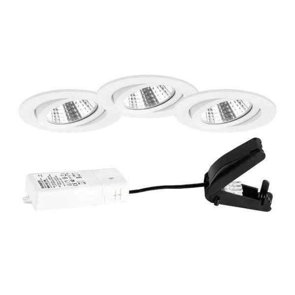 Drei eingebaute LED-Deckenleuchten mit einem weißen Stromversorgungsgerät und schwarzem Federklemm-Stecker, dargestellt als ein installiertes Beleuchtungsset.