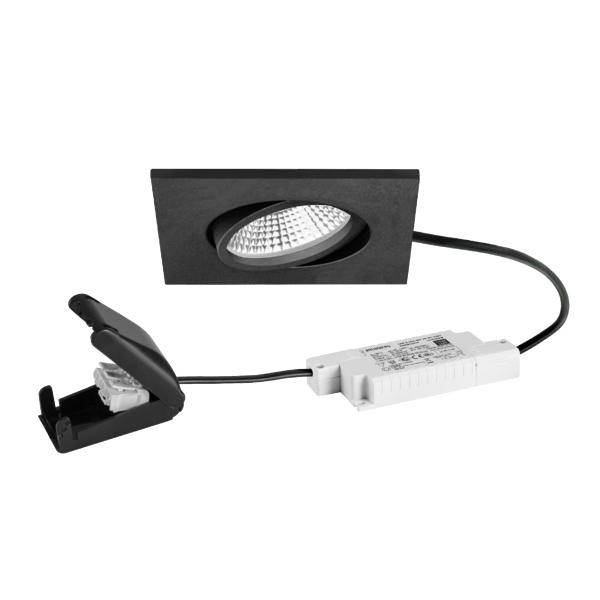 Schwarzes quadratisches LED-Einbaustrahler mit angeschlossenem Treiber und Verkabelung auf weißem Hintergrund gezeigt.
