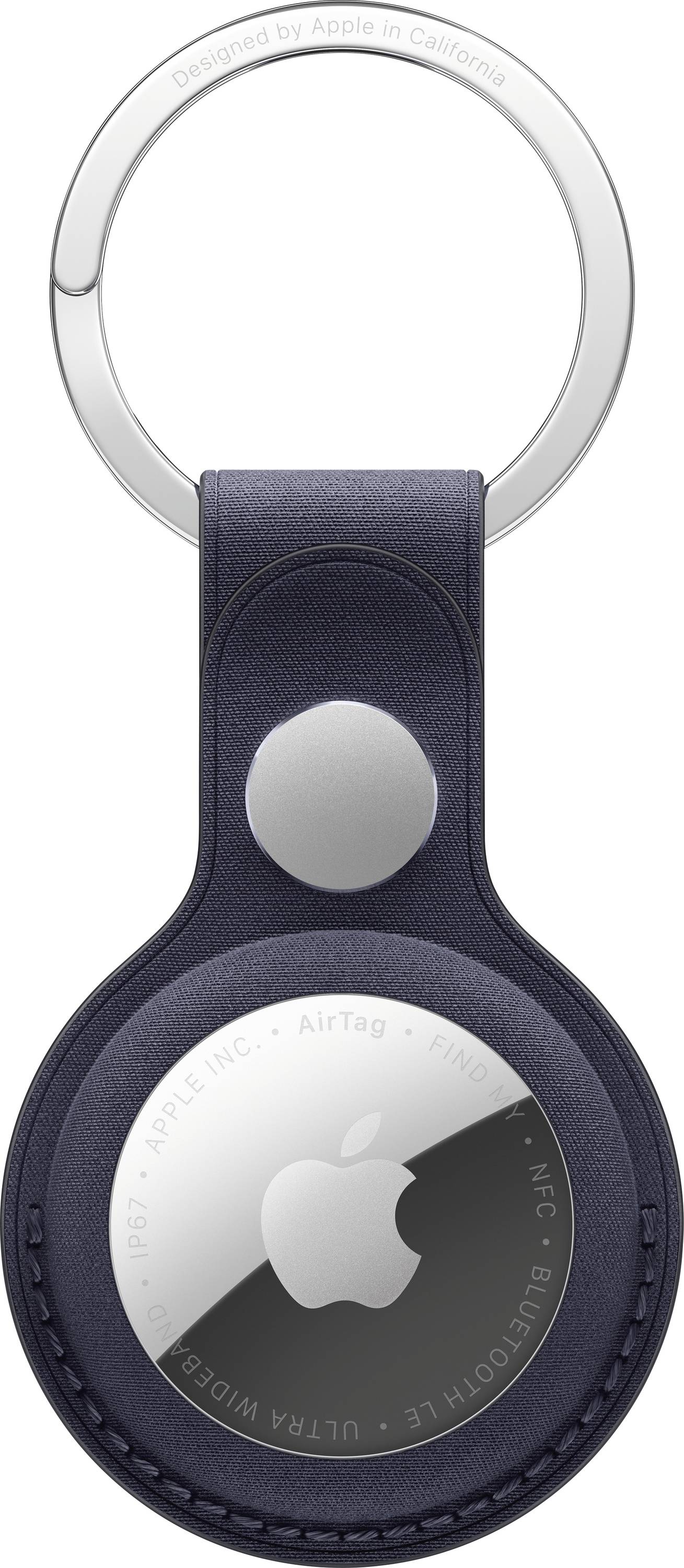 Apple AirTag in einem dunklen Schlüsselbund-Halter mit einer silbernen Metallschlaufe, Vorderansicht auf weißem Hintergrund.