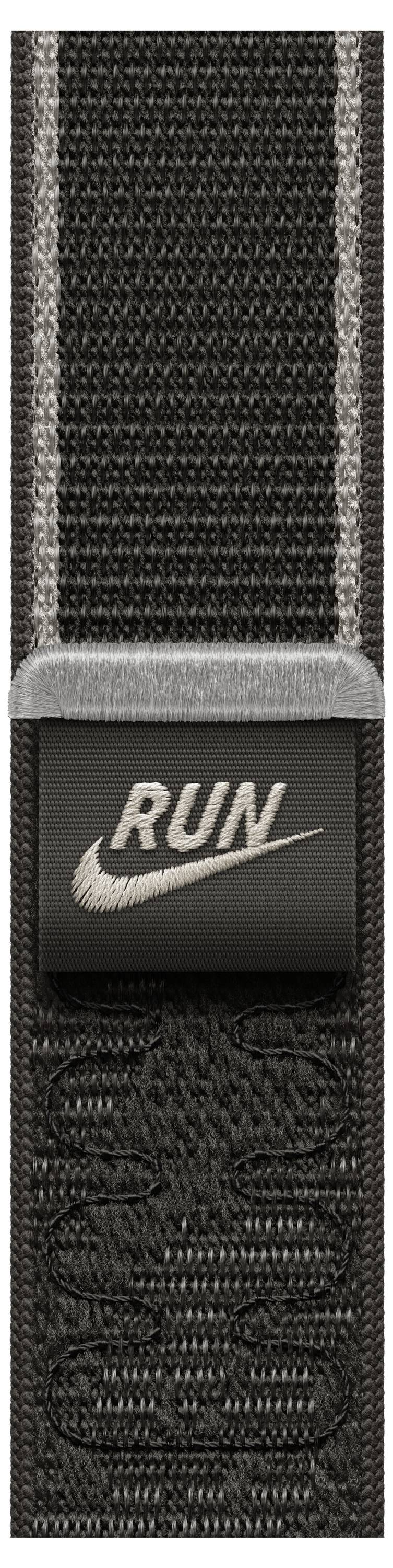 Nahaufnahme eines schwarzen gewebten Riemens mit einer grauen Schnalle mit der Beschriftung "RUN" und einem weißen Swoosh-Logo.