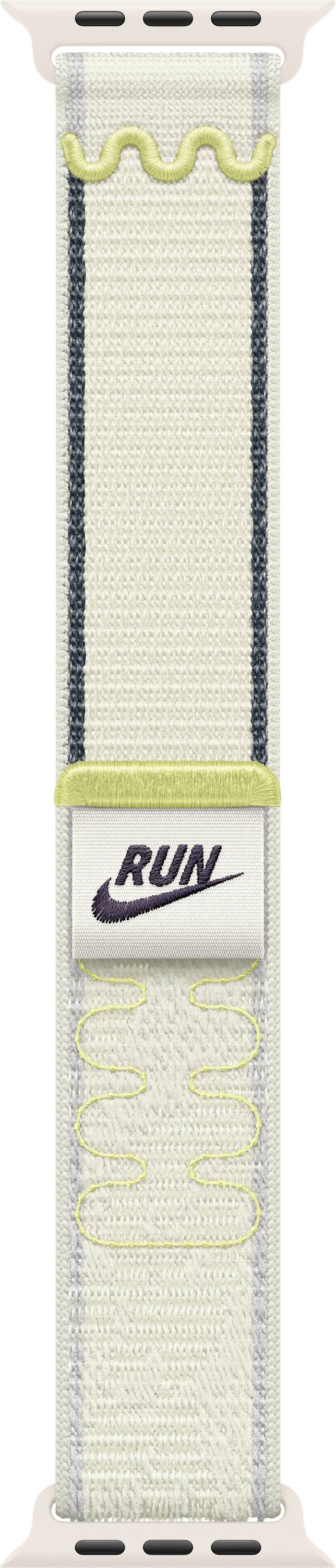 Nahaufnahme eines beigefarbenen geflochtenen Smartwatch-Armbands mit einem weißen Nike Run-Logo-Patch und gelber Zickzack-Naht.