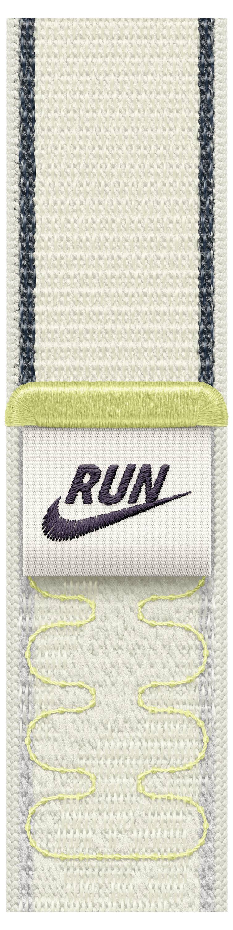 Nahaufnahme eines weißen Nike-Schweißbandes oder Armbandes mit schwarzem 'RUN'-Logo, verziert mit Limonengrün, vor einem gewebten Stoffhintergrund.