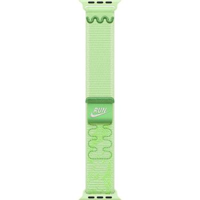 Grünes Nike Sportuhrenarmband mit RUN-Logo-Verschluss und perforiertem Armband, vertikal auf weißem Hintergrund dargestellt.