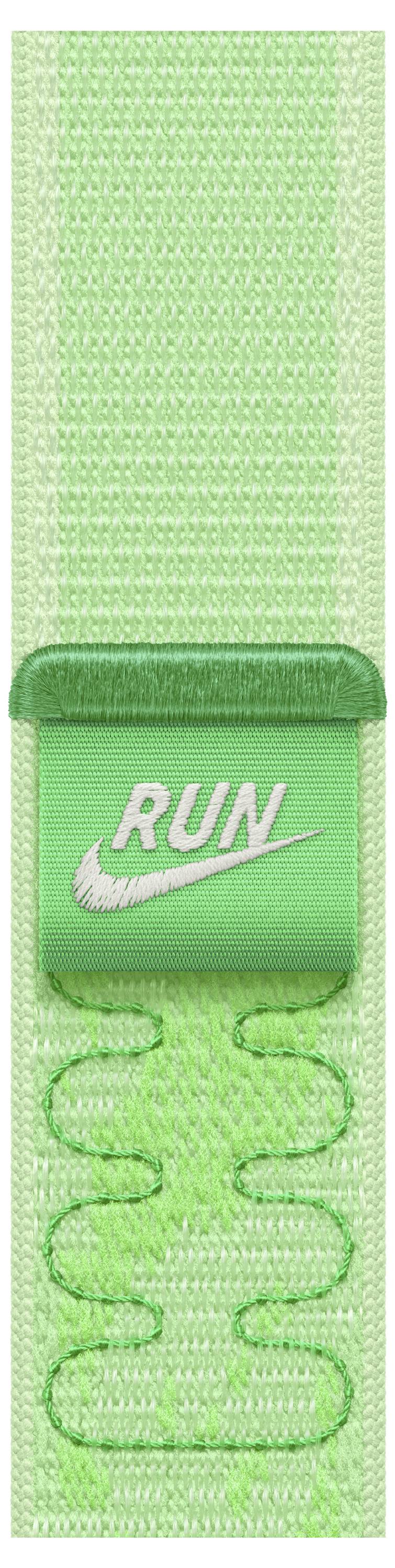 Grüner Nike-Zungenpatch mit dem Wort RUN und einem Swoosh über einer welligen Schnürengrafik auf hellgrünem Hintergrund.