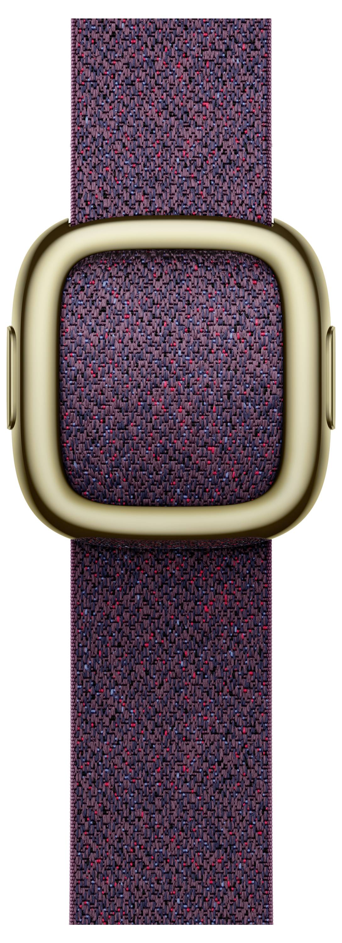 Goldenes rechteckiges Uhrengehäuse auf einem strukturierten rot-blauen Armband, zentriert auf weißem Hintergrund gezeigt.