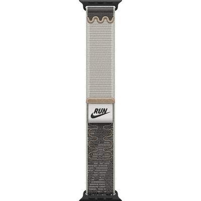 Ein beige und schwarz gewebtes Uhrenarmband mit einem Nike-ähnlichen 'RUN'-Label und schwarzer Beschlagnahme an beiden Enden.