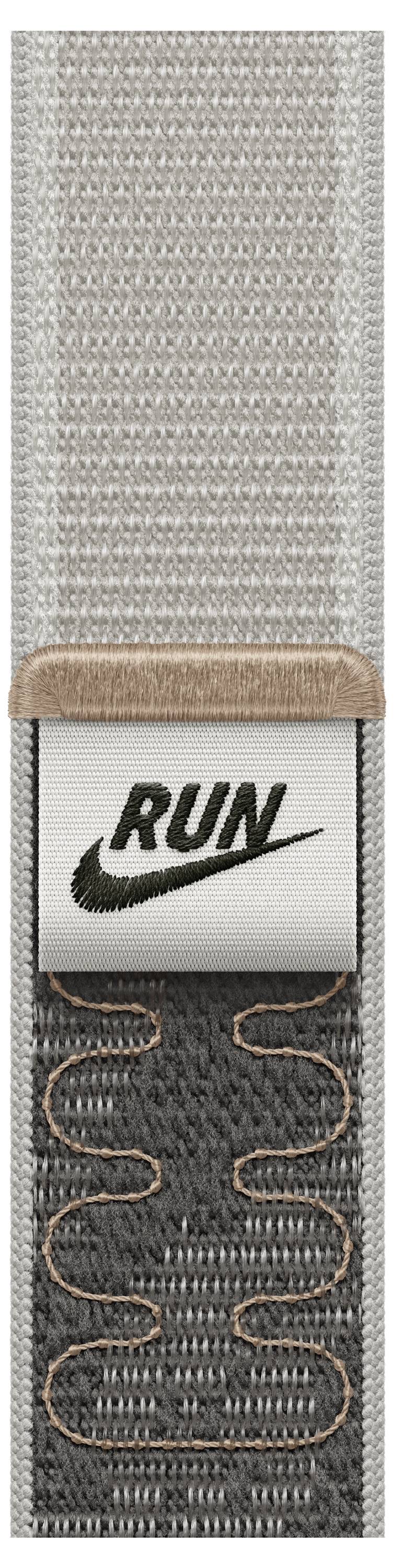 Nahaufnahme eines grauen gewebten Riemens oder Gürtels mit einer beigen Einfassung und einem weißen Patch, auf dem das Wort „RUN" über einem schwarzen Nike-Swoosh zu sehen ist.