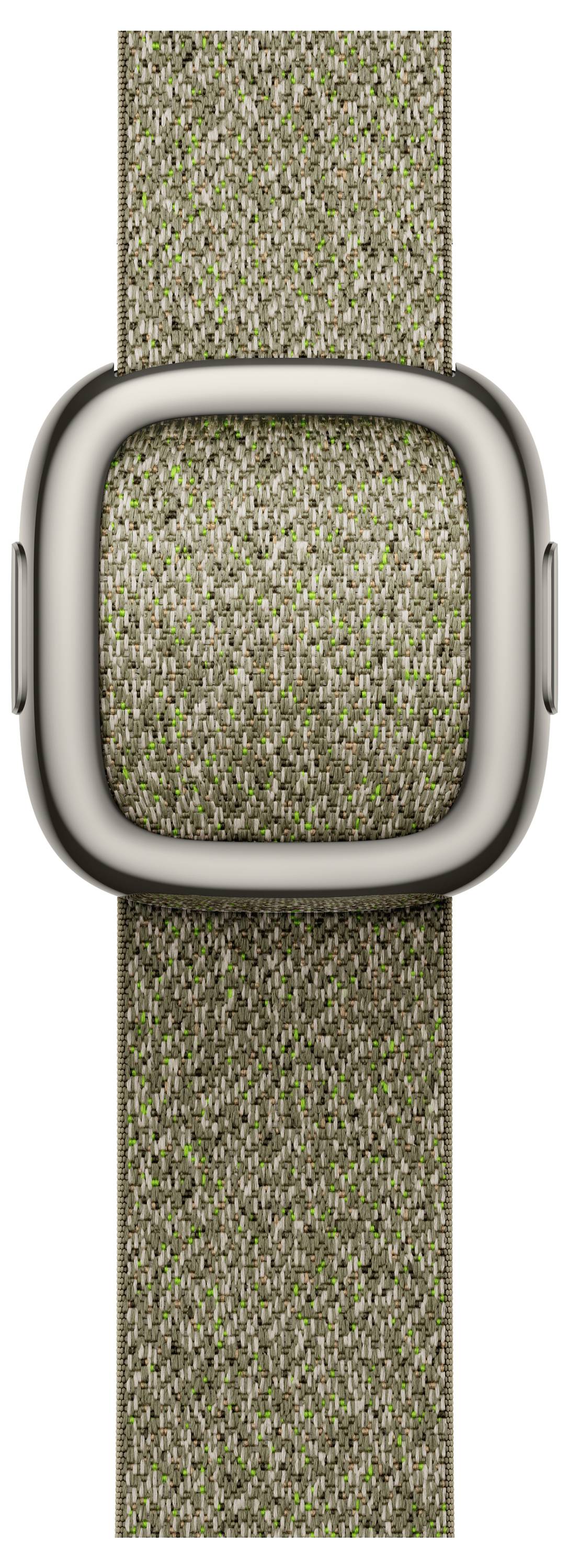 Nahaufnahme eines Smartwatch-Armbands mit einer quadratischen metallischen Schnalle, die auf einem strukturierten Stoffband zentriert ist.