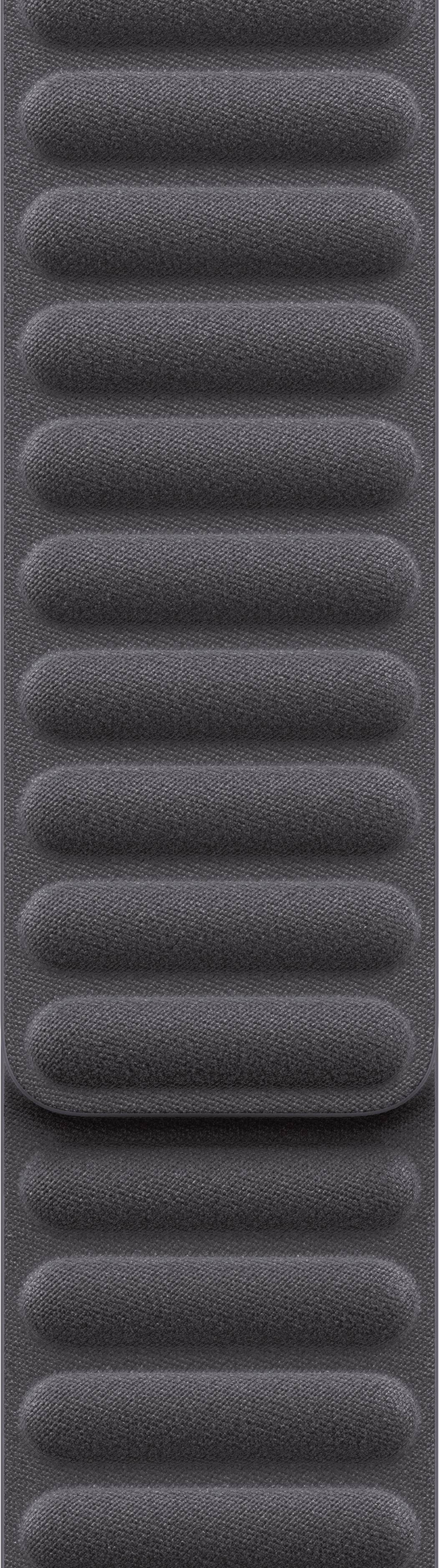 Nahaufnahme eines dunkelgrauen strukturierten gerippten Panels oder Belüftungsgitters mit gleichmäßig verteilten horizontalen Rippen.
