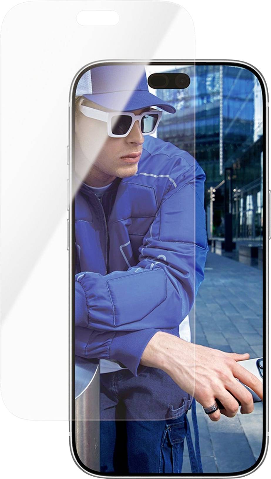 Ein Smartphone-Bildschirm zeigt einen Mann in einer blauen Jacke, einer Mütze und weißen Sonnenbrillen, der in einer städtischen Umgebung steht.