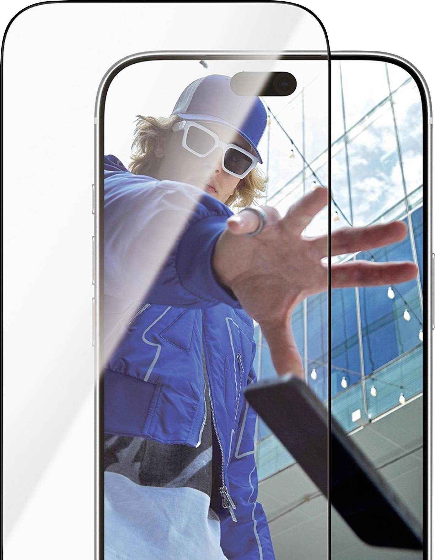 Hand, die sich einem Smartphone-Bildschirm nähert, mit einer Person in blauer Sonnenbrille und Jacke, die hinter dem Glas gespiegelt wird.