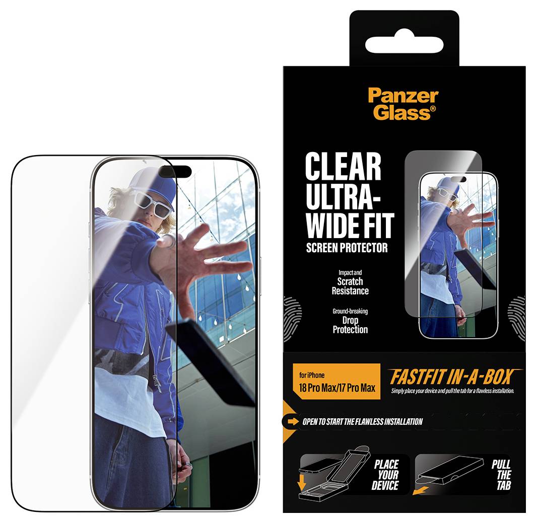 PanzerGlass Clear Ultra-Wide Fit Displayschutzfolie Verpackung neben einem Telefon, das einen vollständigen Displayschutz auf einem iPhone-Modell zeigt.