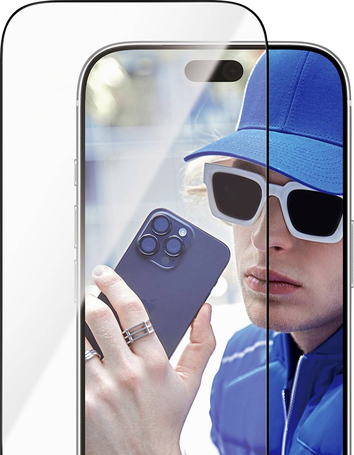 Person in blauer Kappe und weißer Sonnenbrille macht eine Nahaufnahme mit einem Smartphone in einem Telefon-Rahmen-Mockup.