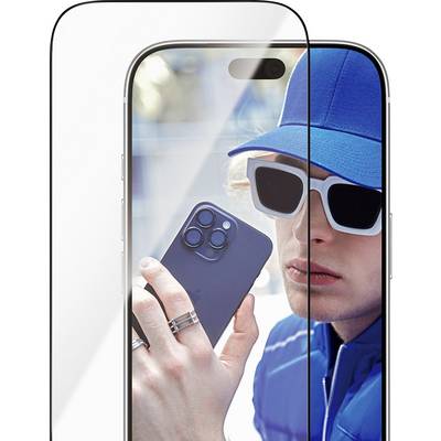 Person in blauer Kappe und weißer Sonnenbrille macht eine Nahaufnahme mit einem Smartphone in einem Telefon-Rahmen-Mockup.
