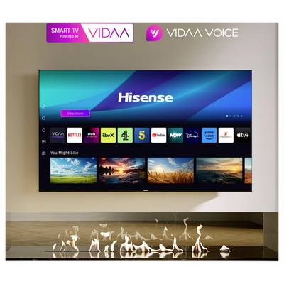 Hisense Smart TV zeigt Vidaa-Startbildschirm mit App-Symbolen und empfohlenen Shows über einem modernen Kamin an.