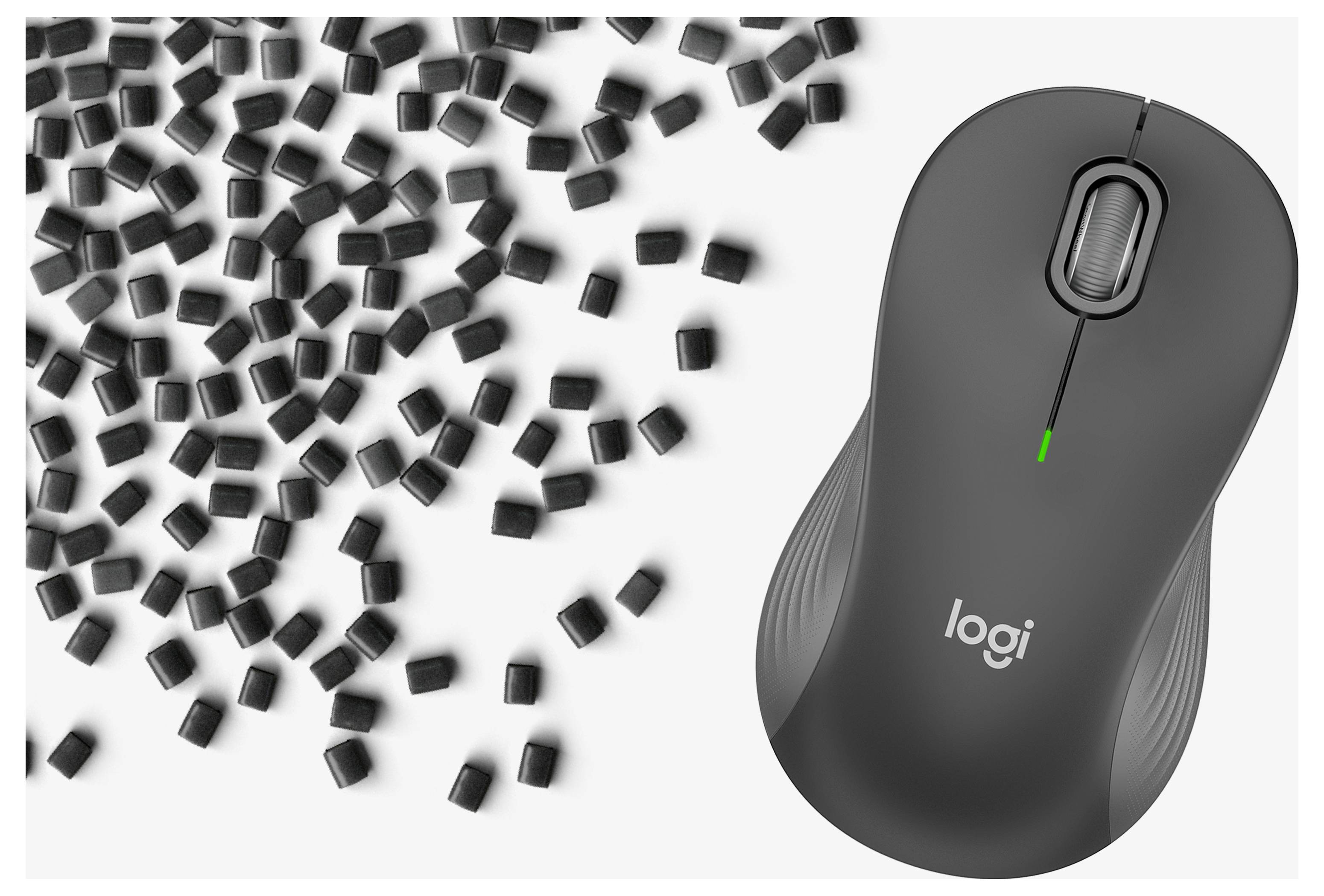 Schwarze kabellose Logitech-Maus auf weißem Hintergrund, umgeben von verstreuten kleinen schwarzen Teilen, die Tasten oder Trümmer ähneln.