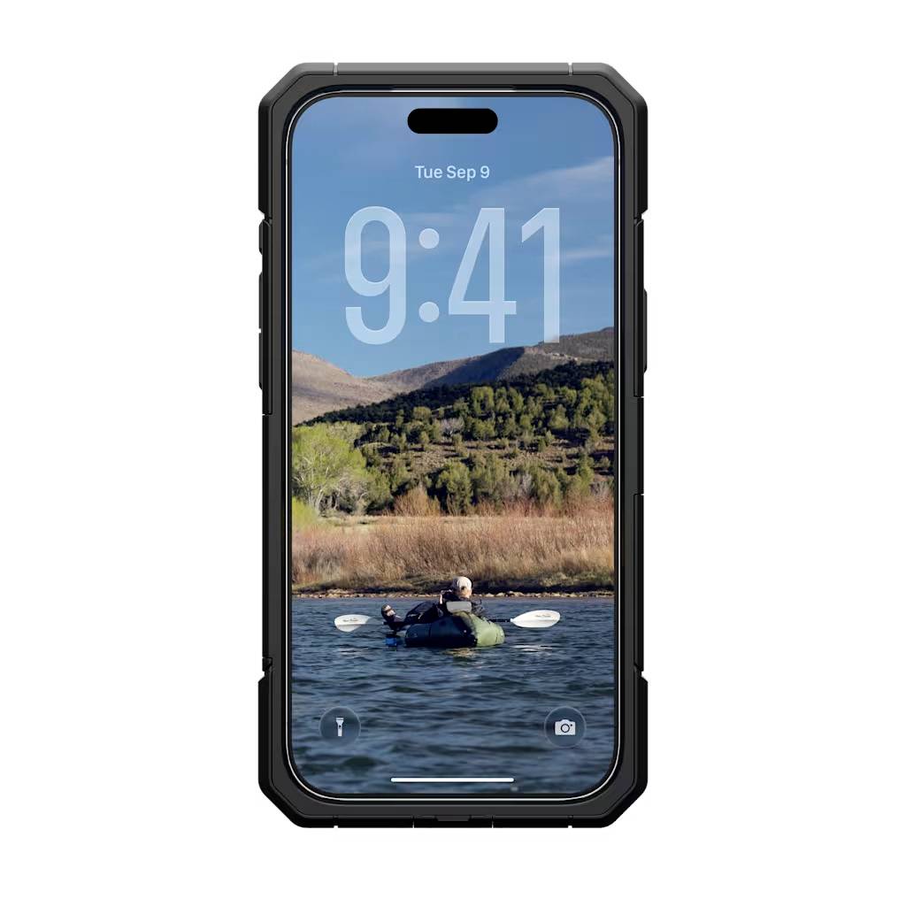 Robustes schwarzes Smartphone mit Sperrbildschirm, auf dem 9:41 und Di 9. Sep angezeigt werden, über einem Foto einer Person, die mit einem Kajak auf einem See paddelt, mit Bergen im Hintergrund.