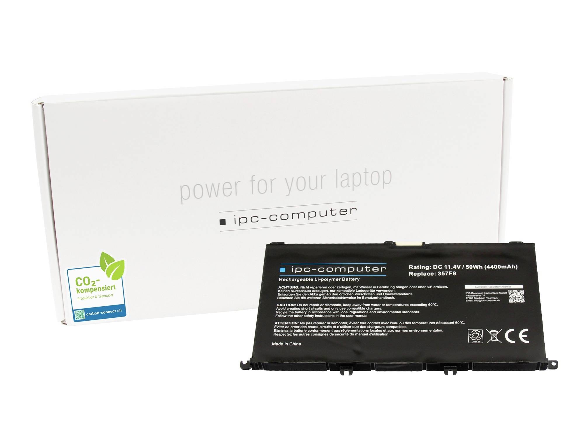 Laptop-Ersatzbatterie vor einer weißen Box mit der Aufschrift "Power für Ihren Laptop" und "ipc-computer", mit einem CO2-neutralen Aufkleber.