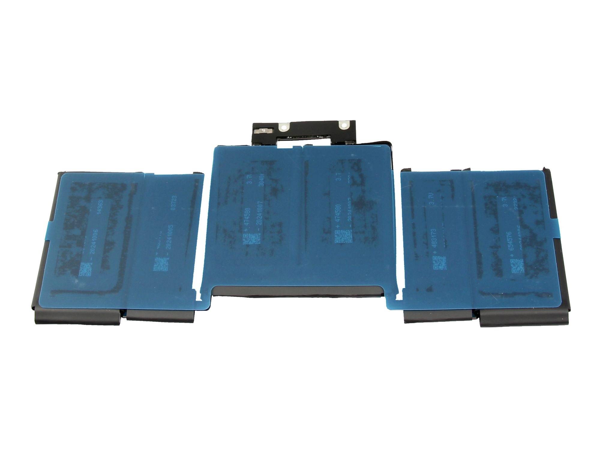 Drei blaue Lithium-Ionen-Batteriezellen nebeneinander angeordnet, wahrscheinlich ein Laptop-Akku, auf weißem Hintergrund abgebildet.