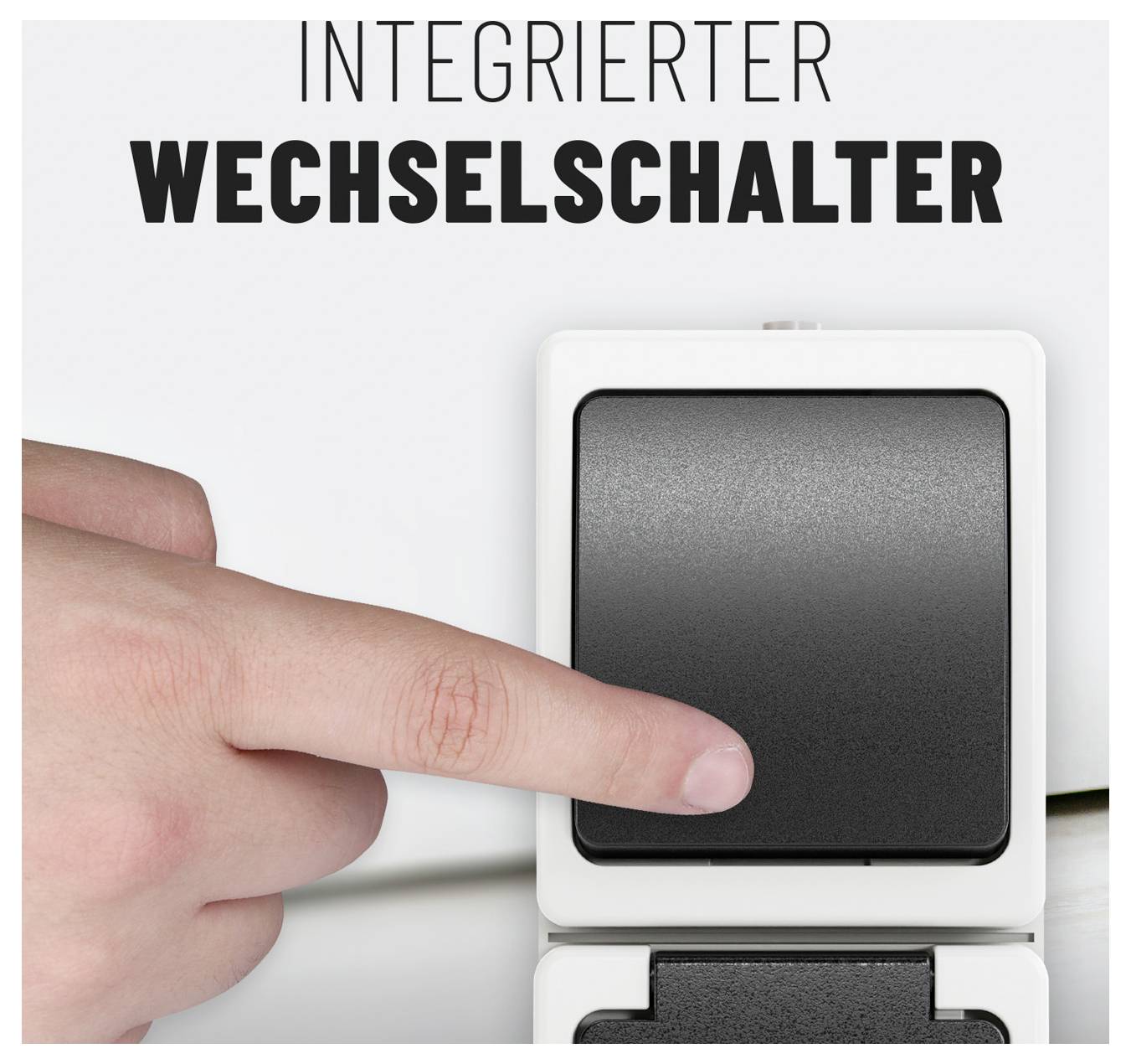 Nahaufnahme eines Fingers, der einen Wandschalter drückt, der mit „INTEGRIERTER WECHSELSCHALTER" beschriftet ist (integrierter Wechselschalter).
