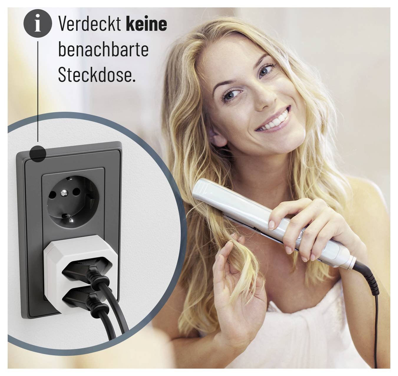 Lächelnde Frau, die ein Haarglättungseisen neben einer Wandsteckdose benutzt, mit einer Vergrößerung, die zeigt, dass noch ein Stecker frei ist; Text besagt „Verdeckt keine benachbarte Steckdose."
