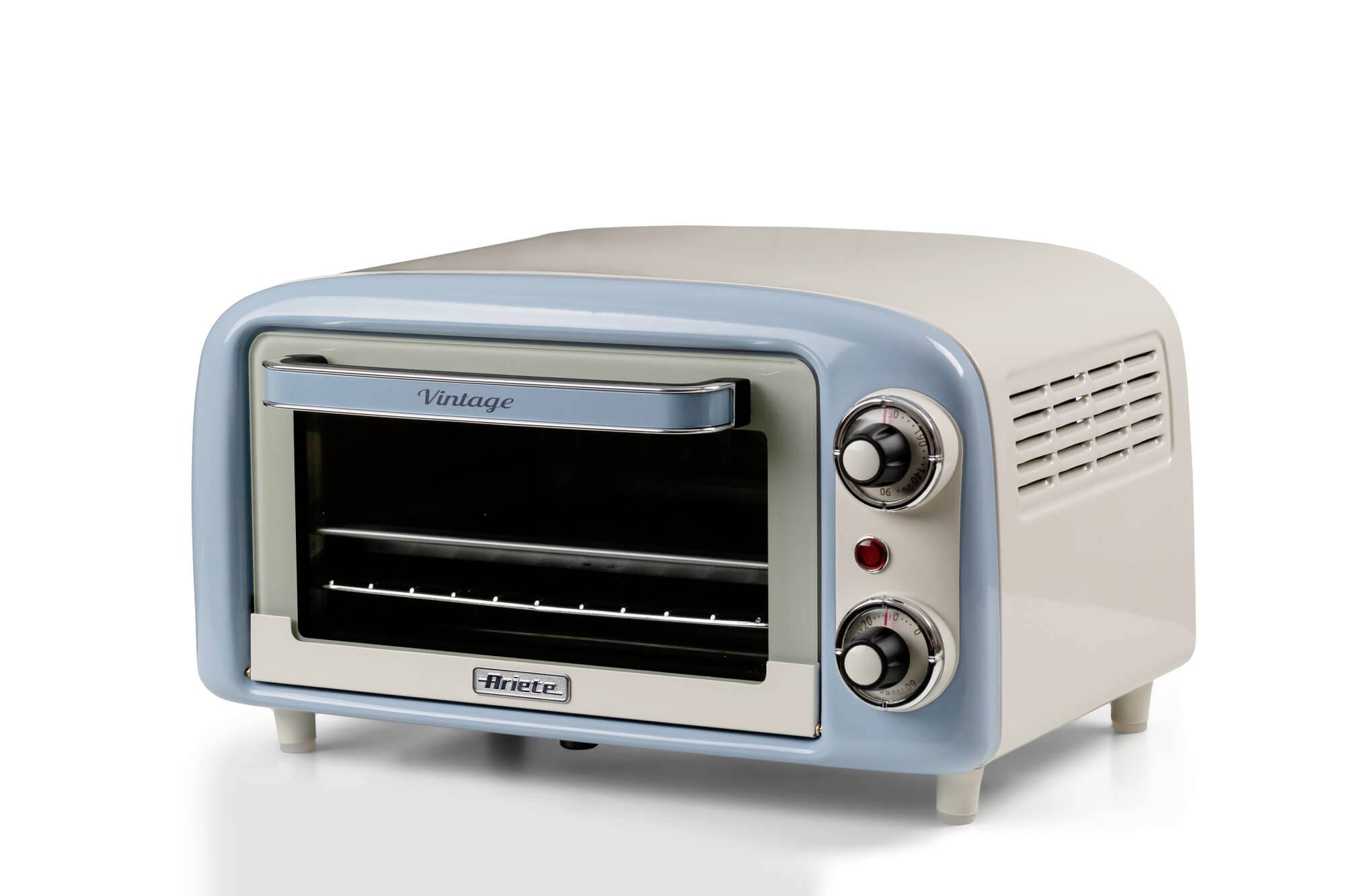 Vintage-Toasterofen mit blauem Rand, Chromtür und zwei Bedienungsschiebereglern auf weißem Hintergrund.