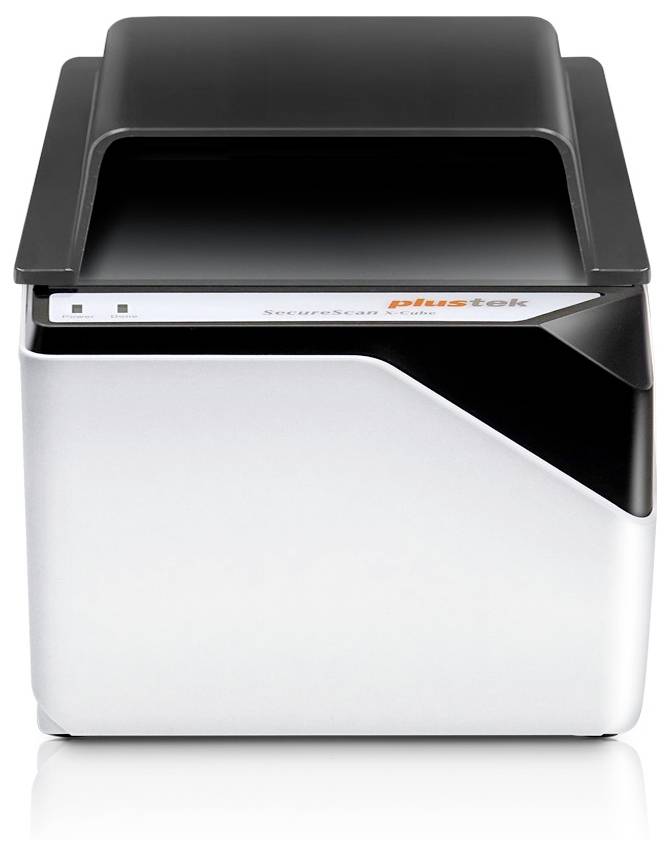 Kompakter schwarz-silberner Desktop-Scanner mit geöffnetem Deckel, das Papiernachschubfach und die Marke „plustek" zeigen.