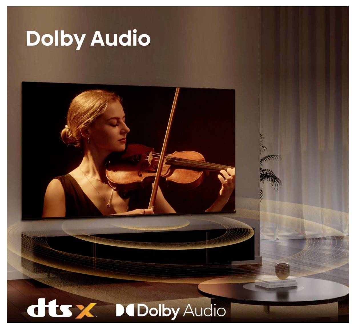 Wohnzimmer-Fernseher zeigt einen Violinisten mit "Dolby Audio"-Branding und dts:X-Logo, was auf immersiven Sound hindeutet.