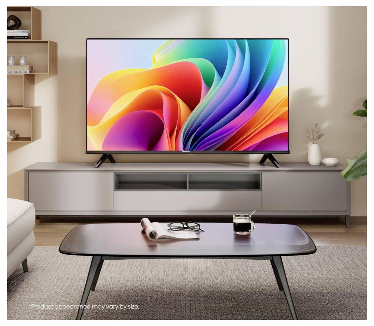 Ein moderner Flachbildfernseher zeigt ein farbenfohes abstraktes Wirbelmuster in einem stilvollen Wohnzimmer mit Couchtisch und Medienkommode.