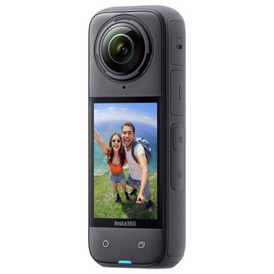 Eine kompakte Insta360-Actionkamera mit großem Objektiv und Touchscreen, auf dem ein lächelndes Paar draußen ein Selfie macht.