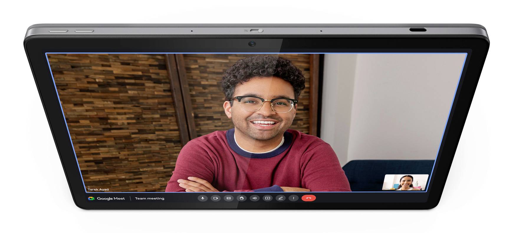 Laptop zeigt ein Microsoft Teams-Meeting mit einem lächelnden Mann auf der Hauptvideokachel und einer kleinen Teilnehmerminiatur in der Ecke.