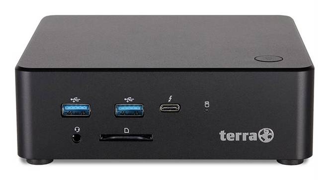 Vorderansicht eines schwarzen Terra Mini Desktop-PCs mit zwei USB-A-Anschlüssen, einem USB-C-Anschluss, einer Kopfhörerbuchse, einem SD-Kartenschacht und einem Netzschalter auf der Frontplatte.