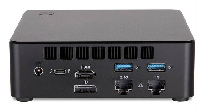 Frontansicht eines kompakten Mini-PCs mit mehreren Anschlüssen: Stromversorgung, USB-C, HDMI, DisplayPort, zwei USB-A, 2,5G Ethernet und 1G Ethernet.