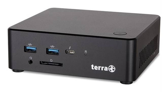 Kompakter schwarzer Terra Mini-PC mit zwei USB-Anschlüssen, USB-C, Audiobuchse, SD-Kartensteckplatz und Netzschalter an der Vorderseite.