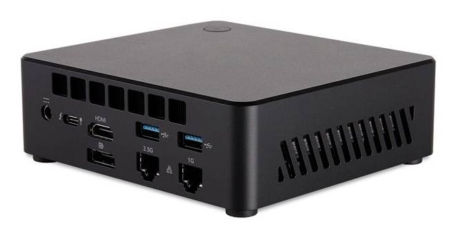 Kompakter schwarzer Mini-PC mit vorderen und seitlichen Anschlüssen, einschließlich USB, HDMI und Ethernet, gezeigt auf weißem Hintergrund.